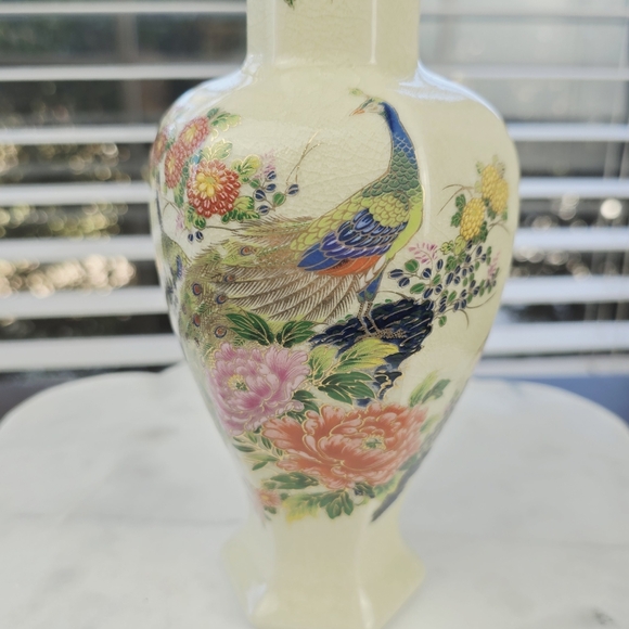 Vintage Japanese Satsuma-Style Ceramic Vase – Peacock & Floral Beauty! - Picture 2 of 10